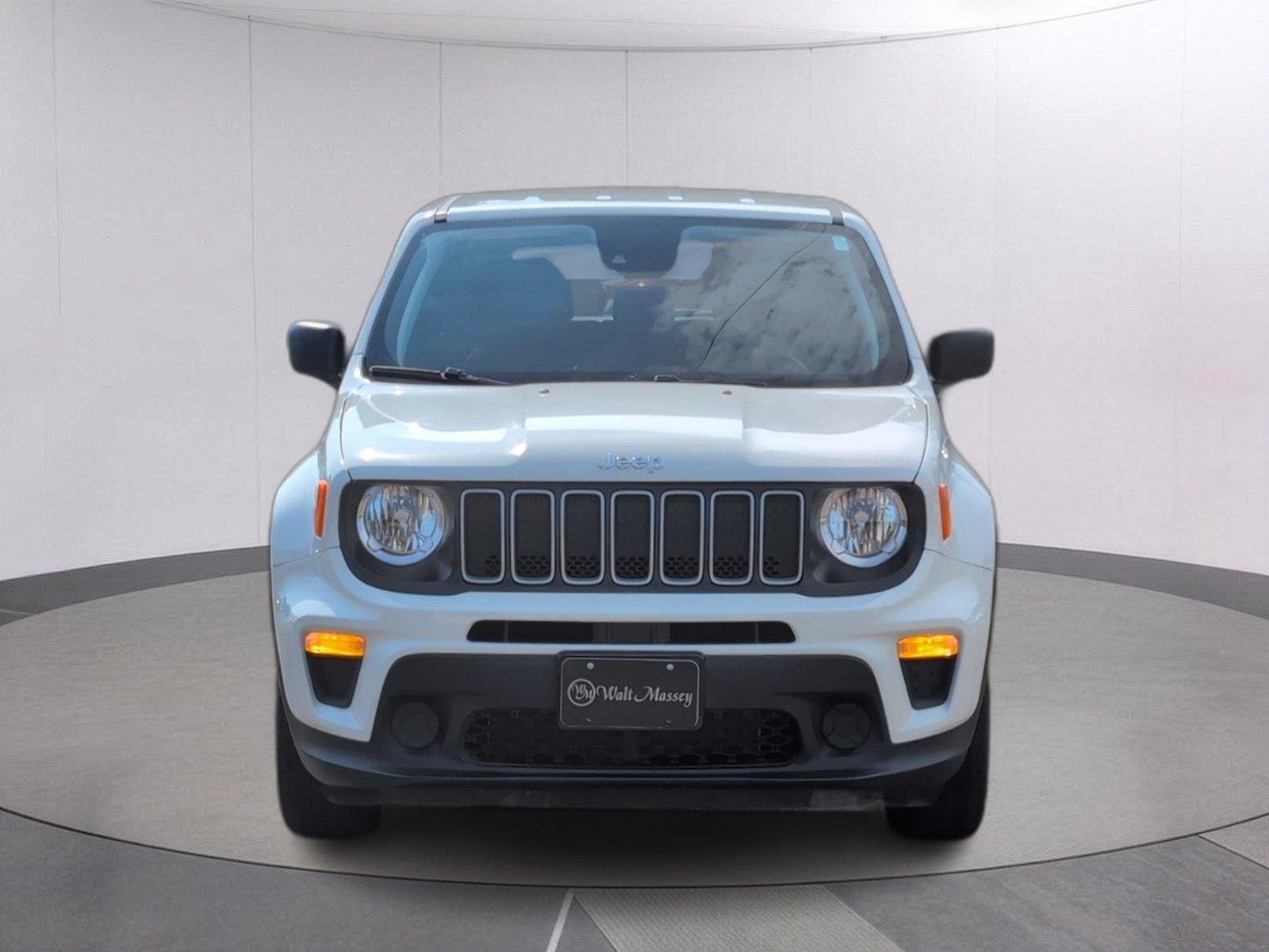 Used 2023 Alpine White Clearcoat Jeep Latitude image 9