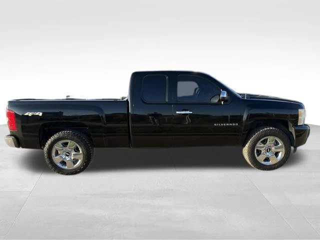 Used 2010 Black Chevrolet LT image 2