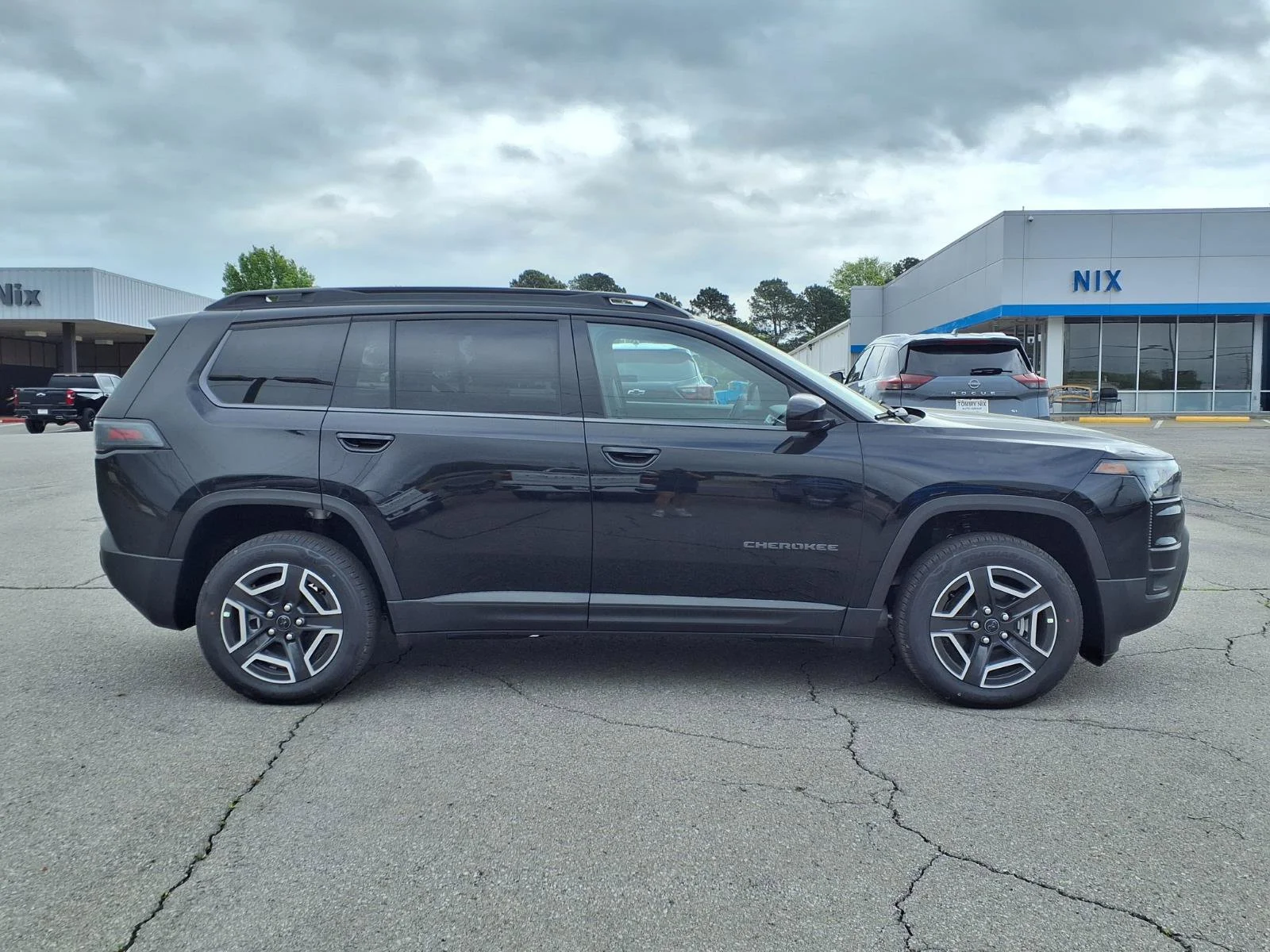 New 2026 Diamond Black Crystal Pearl-Coat Exterior Paint Jeep Laredo image 20