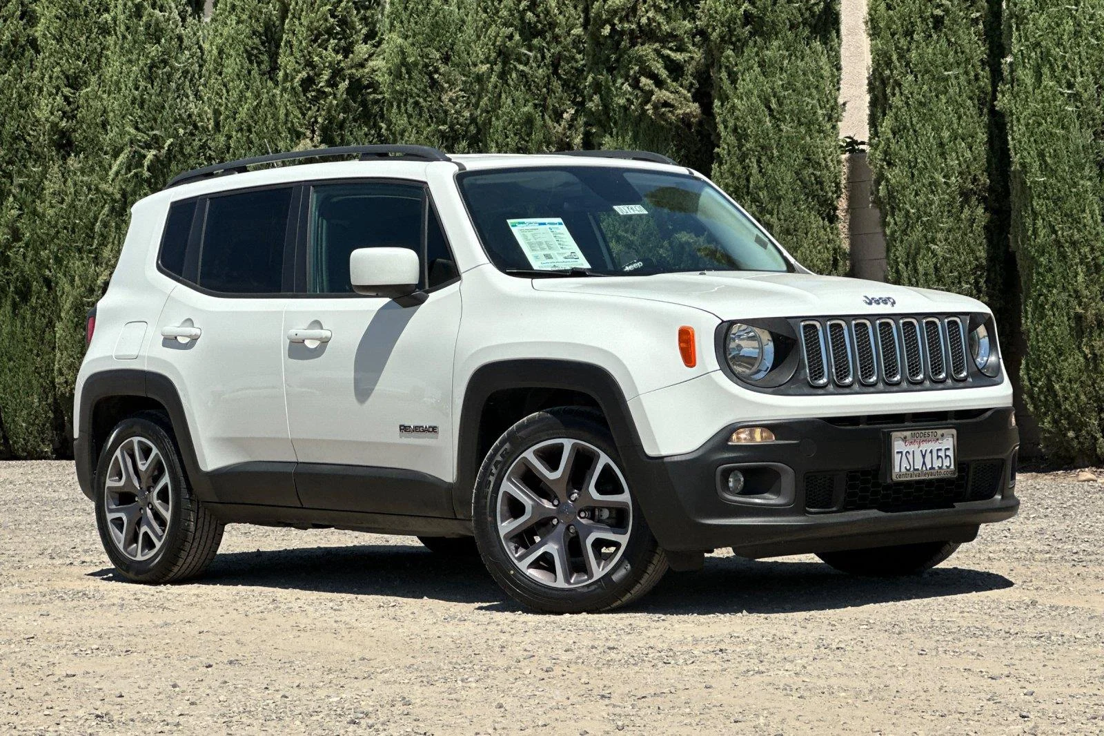 Used 2016 Alpine White Jeep Latitude image 1