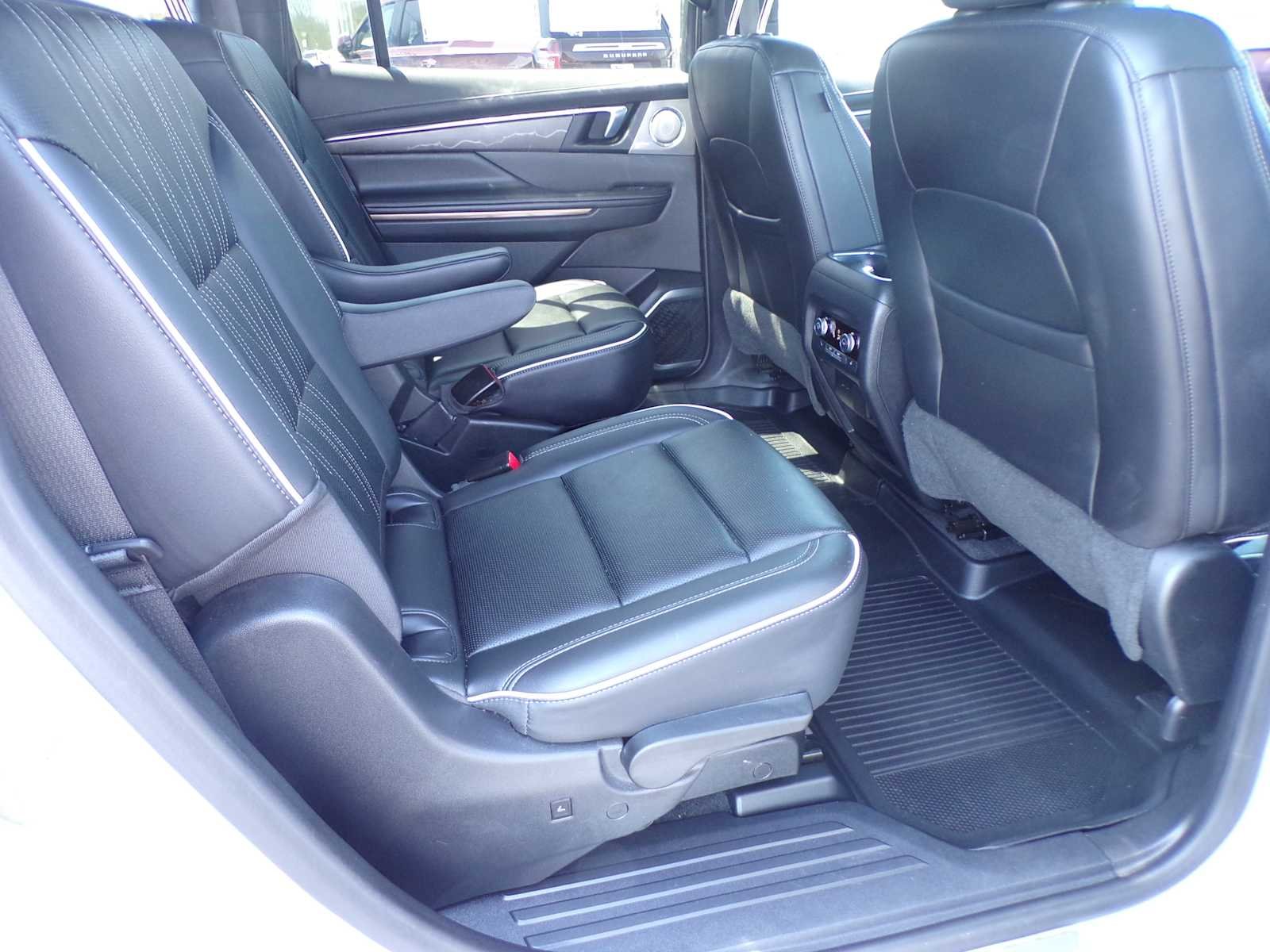 Used 2025 White Frost Tricoat Buick Avenir image 20