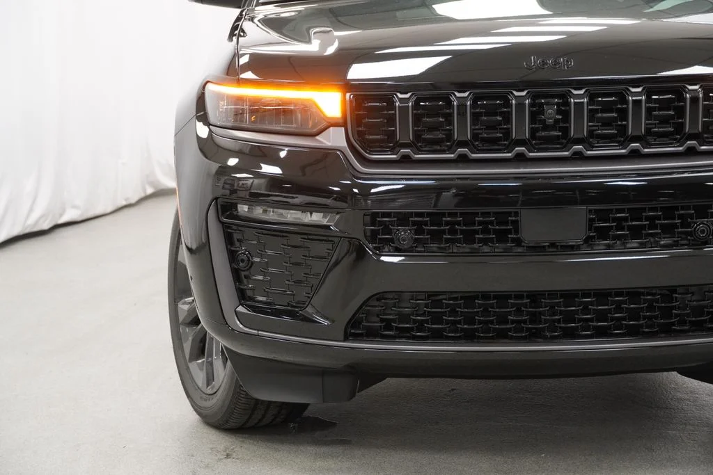 New 2026 Diamond Black Crystal Pearl-Coat Exterior Paint Jeep Limited image 6