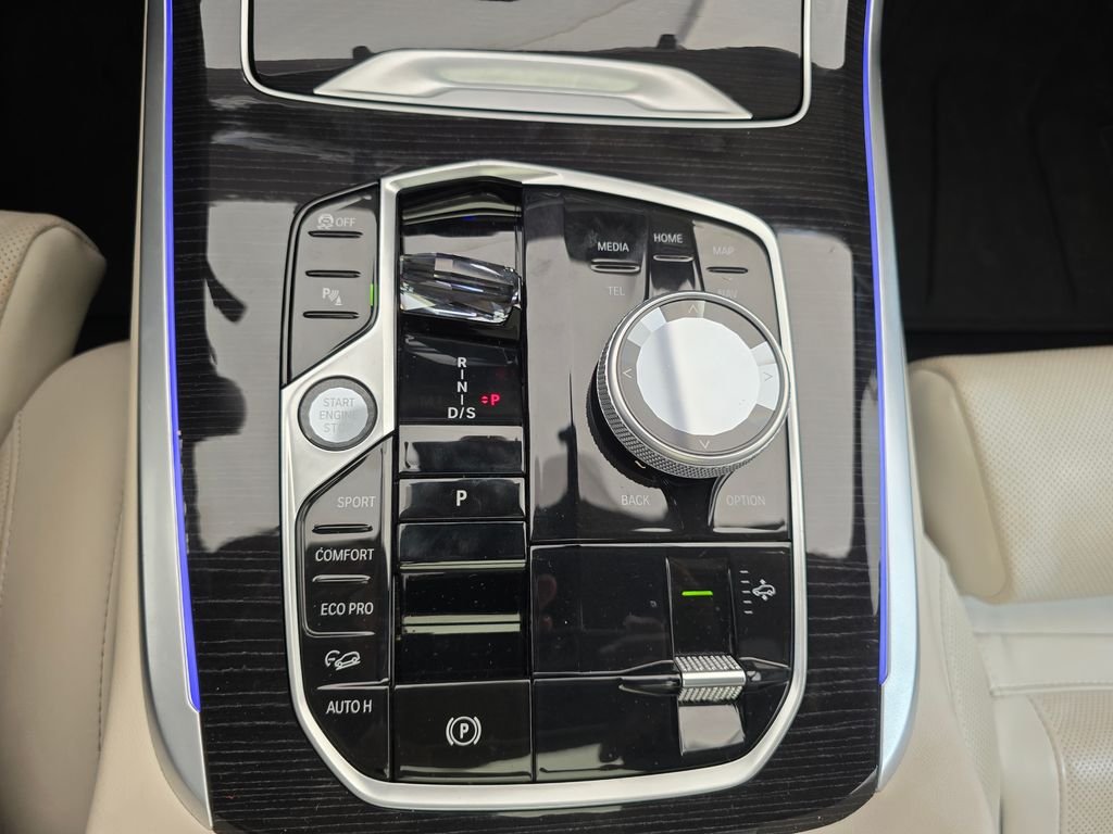 Used 2025 White Metallic BMW xDrive40i image 20