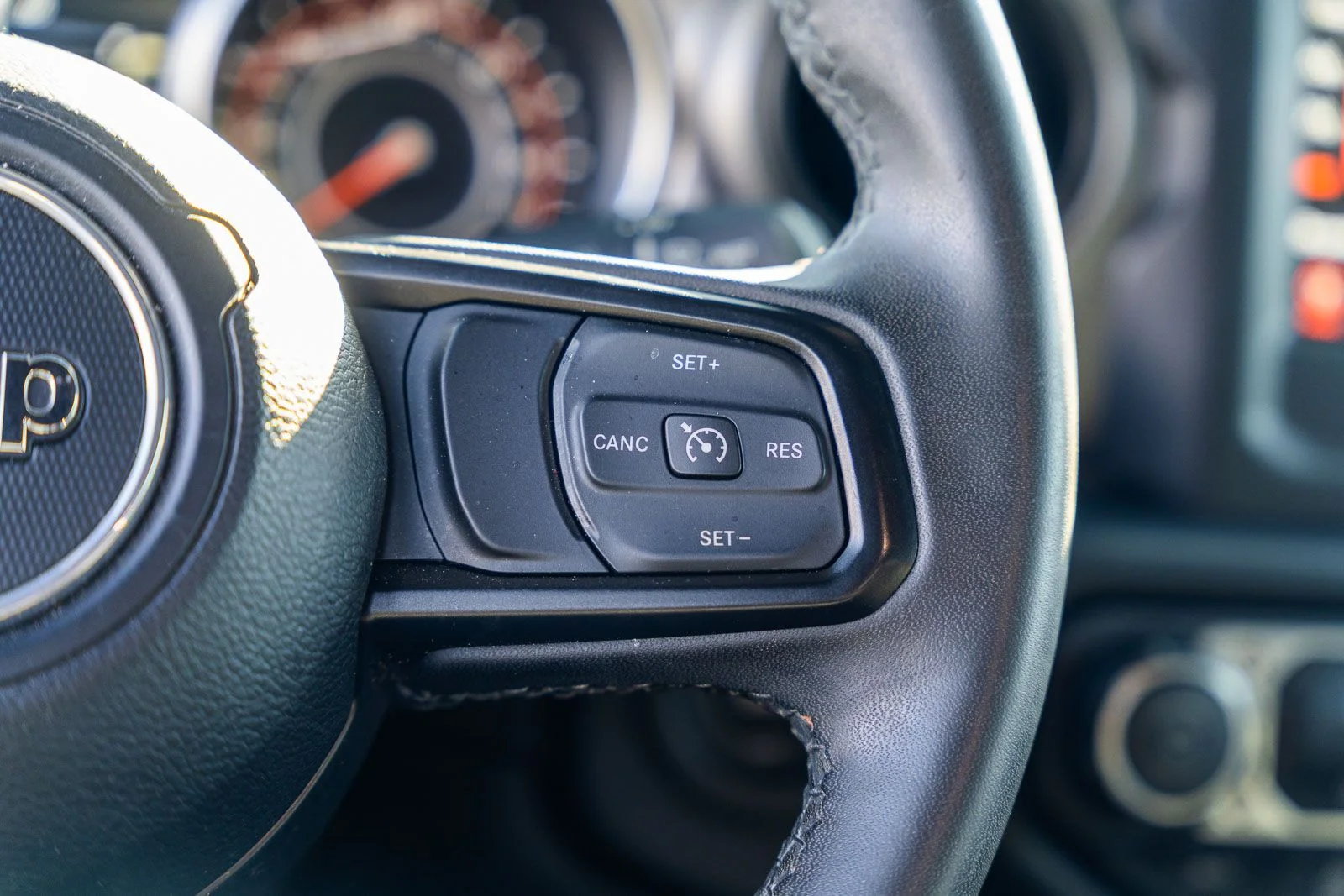 Used 2023 Green Jeep Sport S image 25