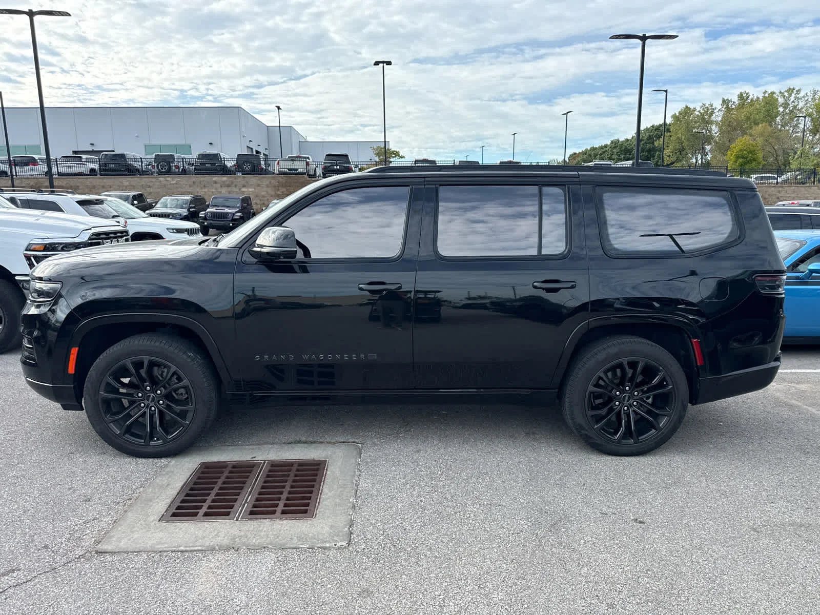 Used 2024 Diamond Black Crystal Pearlcoat Jeep Series II Obsidian image 6