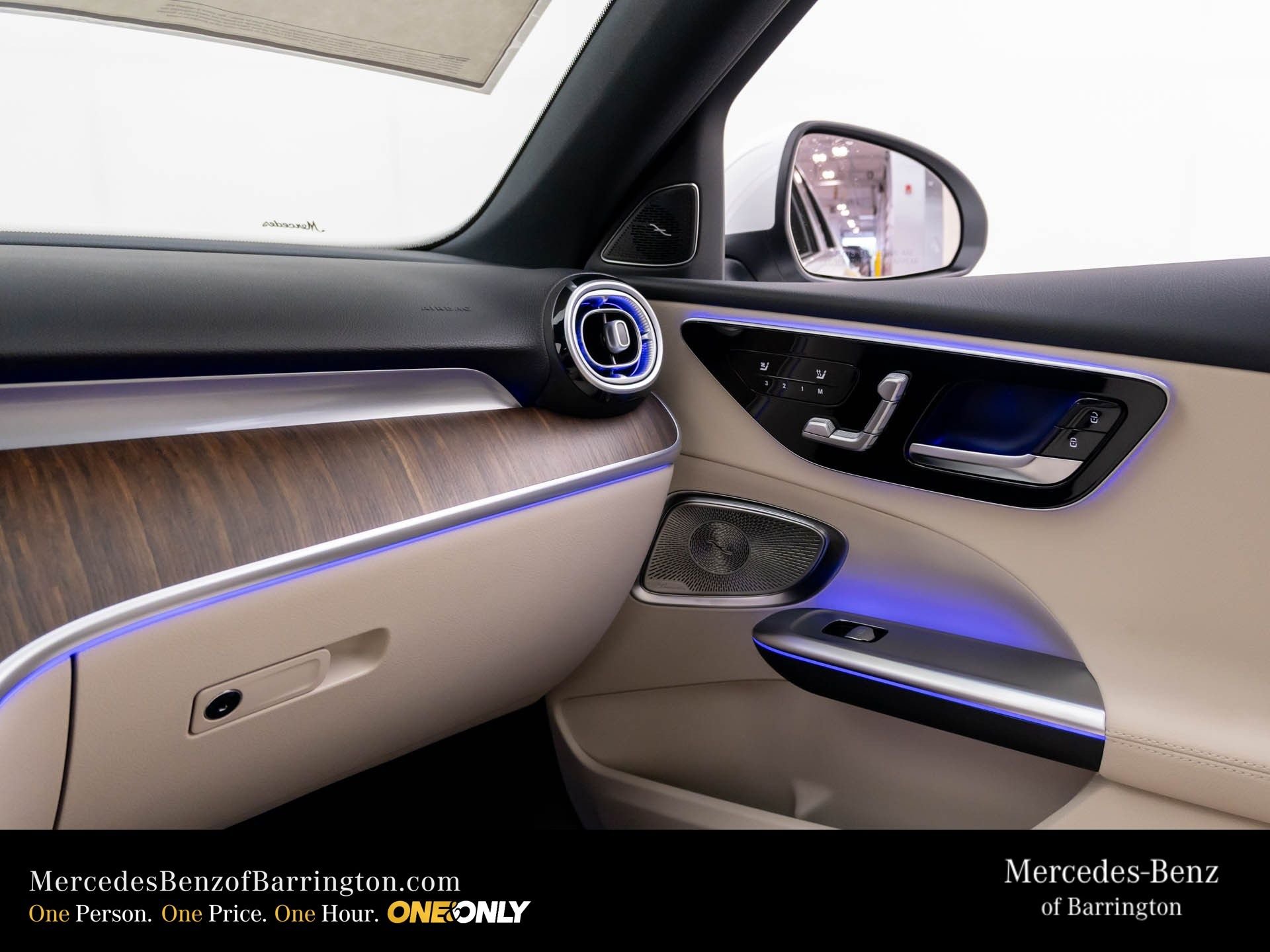 New 2026 MANUFAKTUR Moonlight White Metallic Mercedes-Benz C 300 image 32