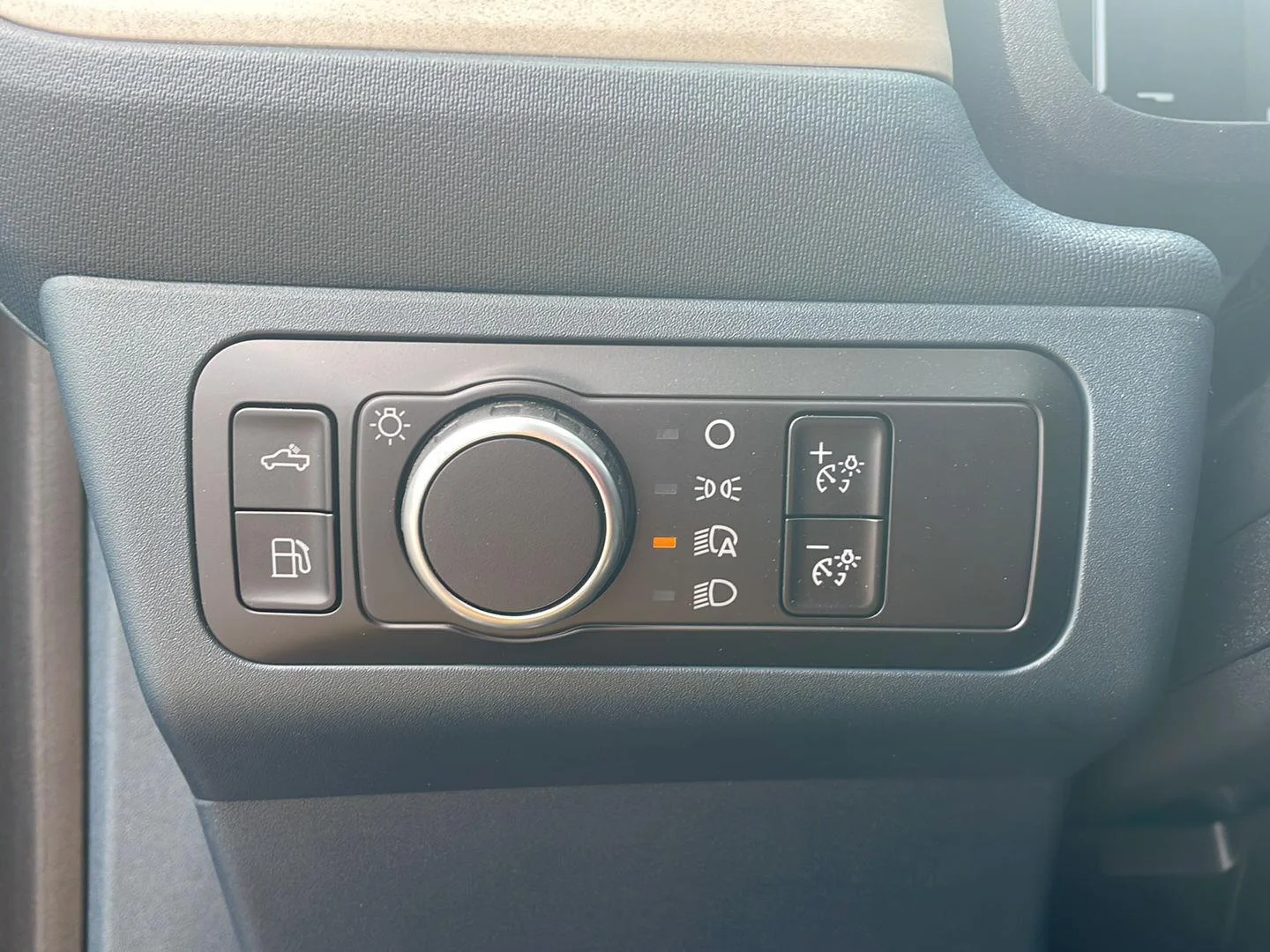 New 2026 Carbonized Gray Metallic Ford LARIAT image 15