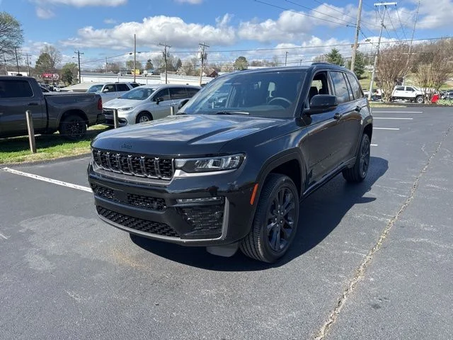 New 2026 Diamond Black Crystal Pearl-Coat Exterior Paint Jeep Limited Reserve image 3