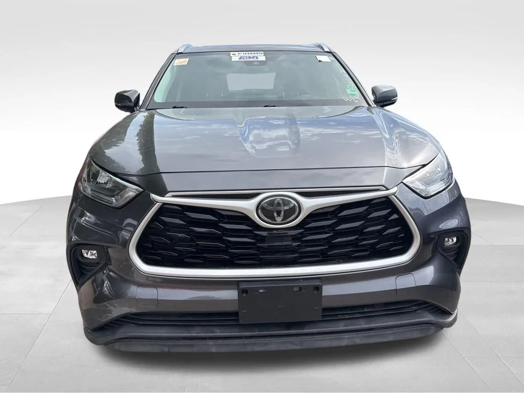 Used 2020 Gray Toyota XLE image 5