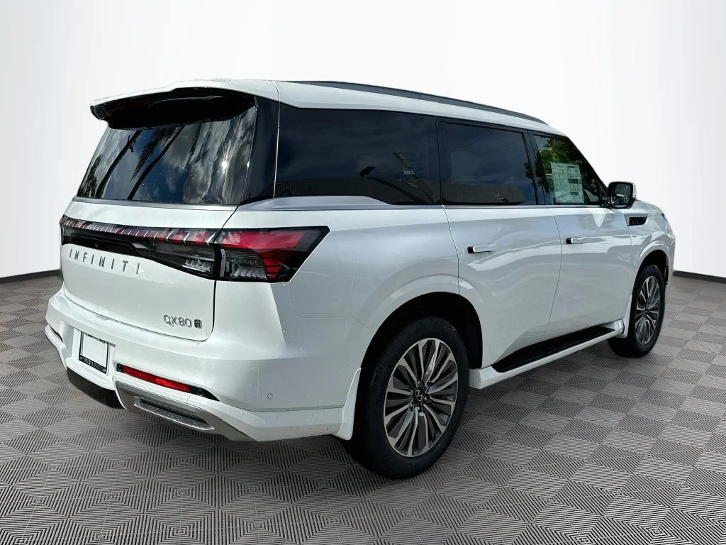 New 2027 RADIANT WHITE INFINITI Luxe 4WD image 5