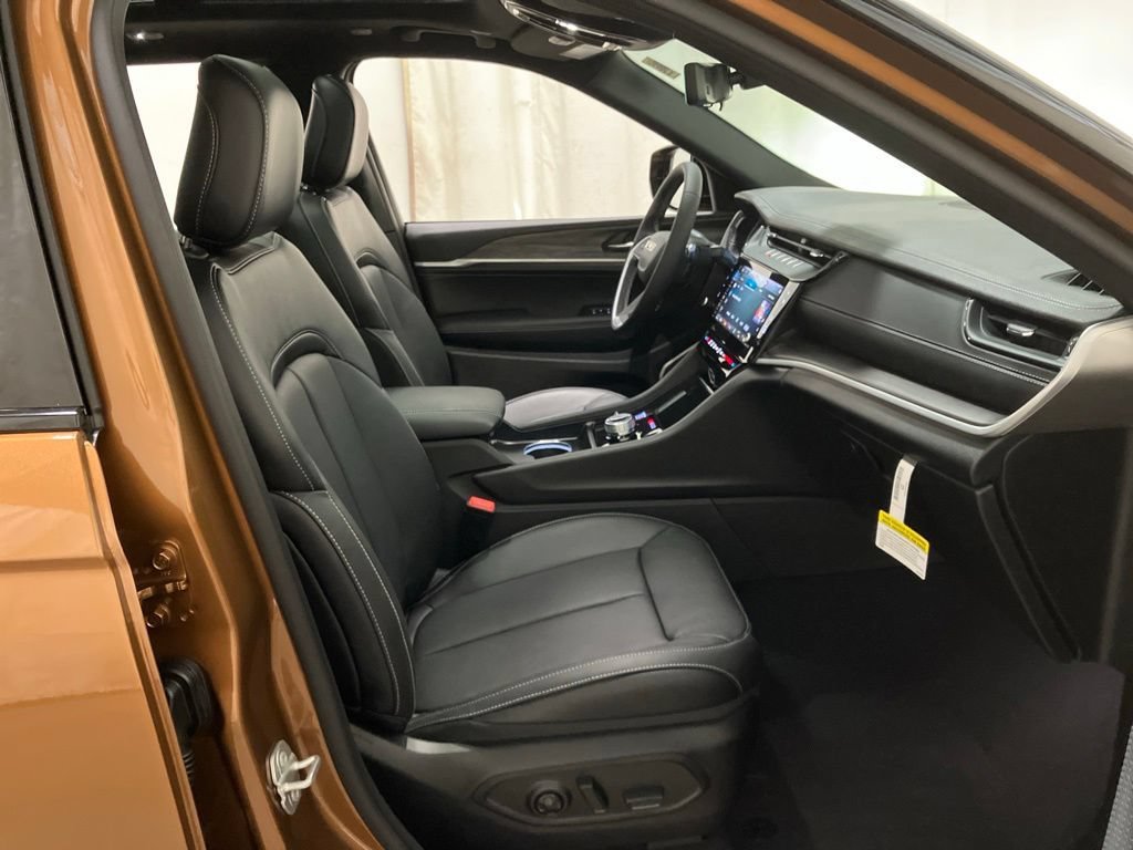 New 2026 Copper Shino Metallic Clear-Coat Exterior Paint Jeep Limited Reserve image 22