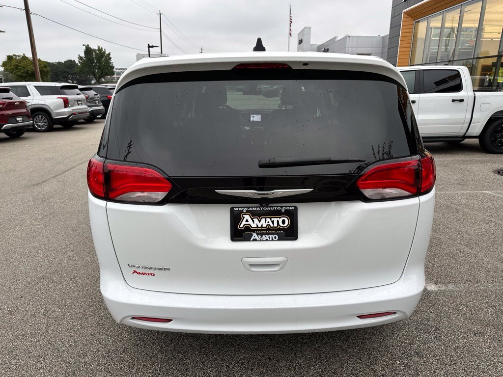 Used 2022 White Chrysler LX image 34