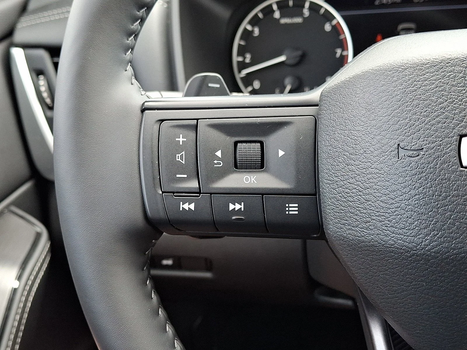 Used 2025 Everest White Pearl Nissan SV image 21