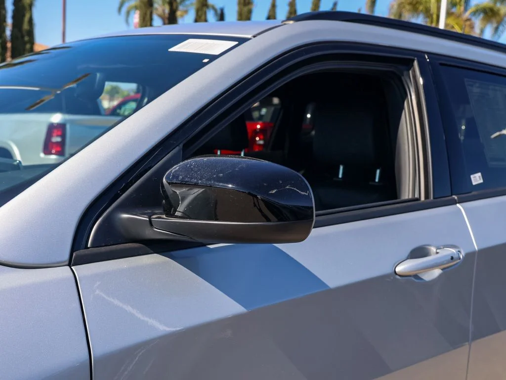 New 2026 Silver Zynith Metallic Clearcoat Jeep Latitude image 11