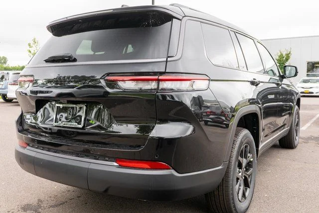 New 2026 Diamond Black Crystal Pearl-Coat Exterior Paint Jeep Altitude image 5
