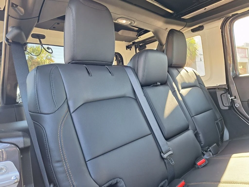 New 2026 Granite Crystal Metallic Clear-Coat Exterior Paint Jeep Sahara image 30