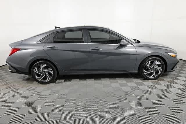 2025 Hyundai Elantra Limited - Photo 24