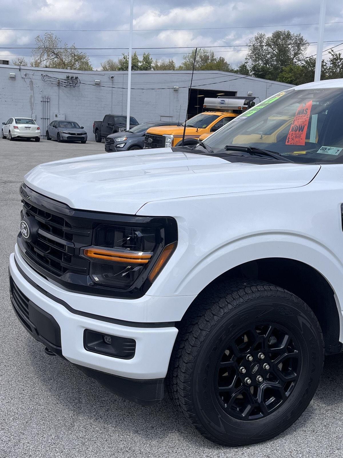 Used 2025 Oxford White Ford XLT image 4