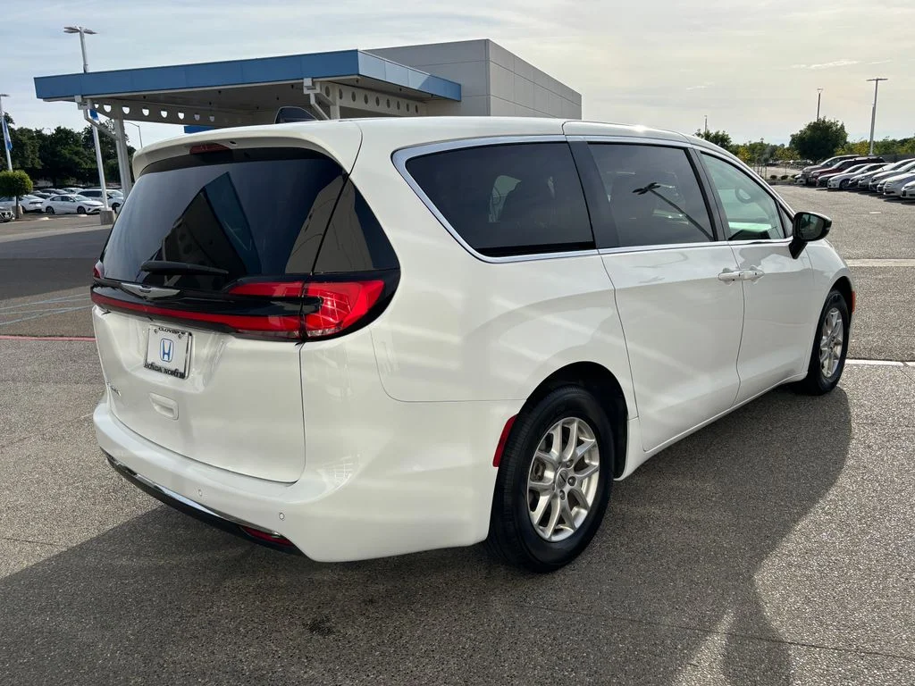 2024 Chrysler Pacifica Touring L - Photo 5