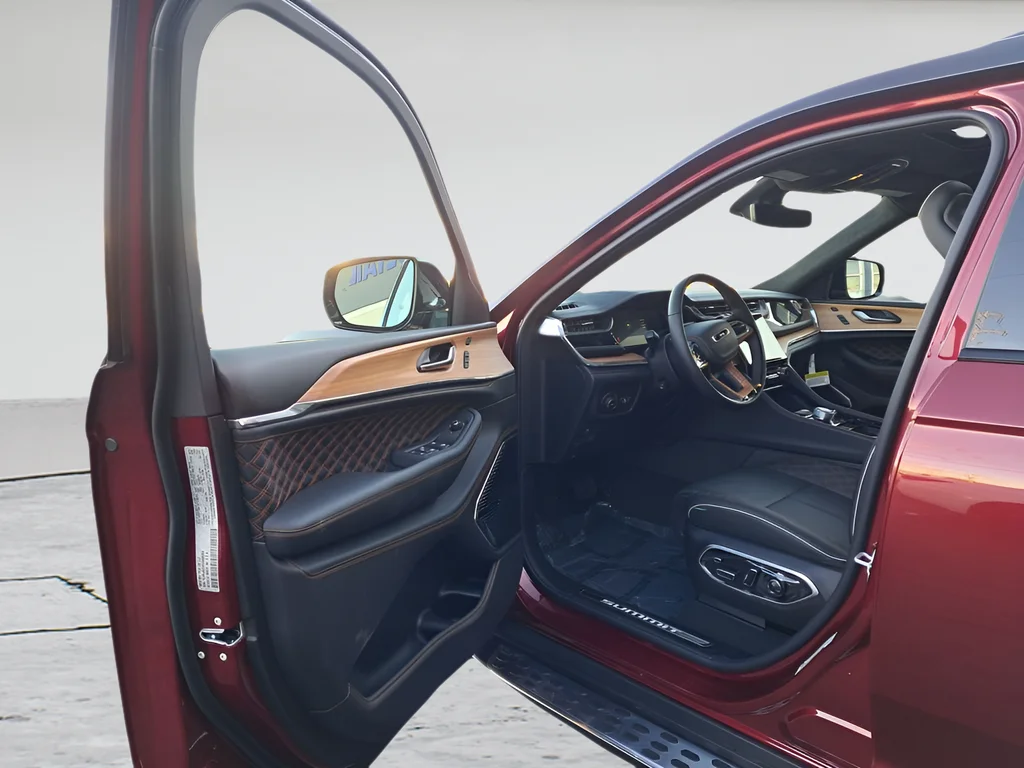 New 2025 Velvet Red Pearl-Coat Exterior Paint Jeep Summit image 9