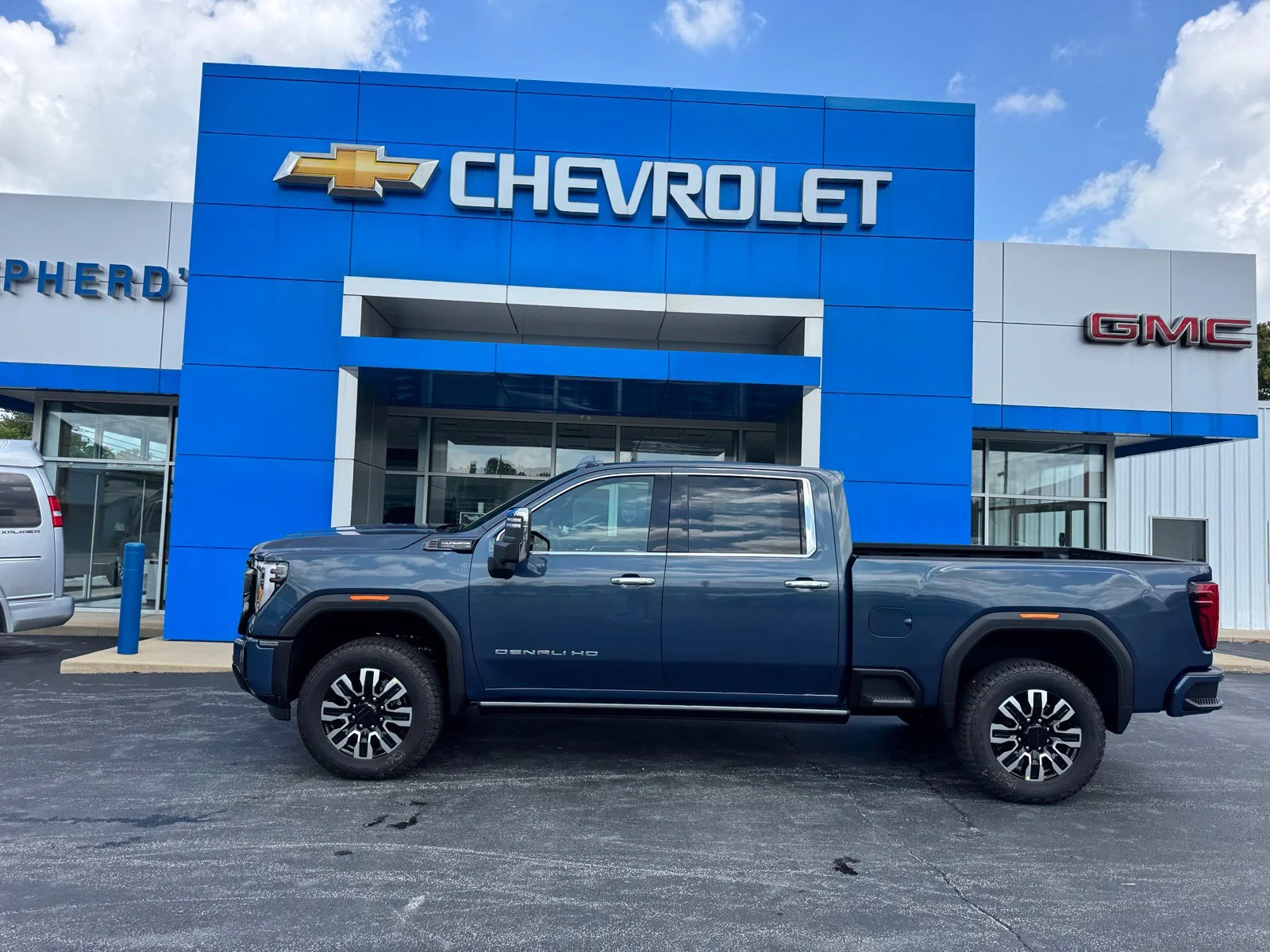 2026 GMC Sierra 2500HD Denali Ultimate - Photo 2