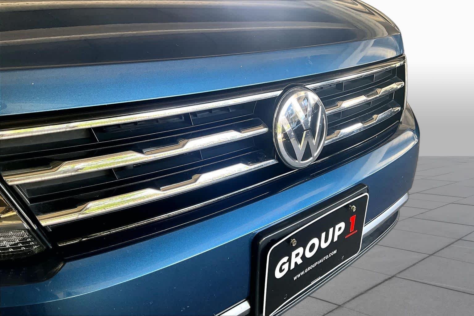 Used 2019 Silk Blue Metallic Volkswagen SE image 28