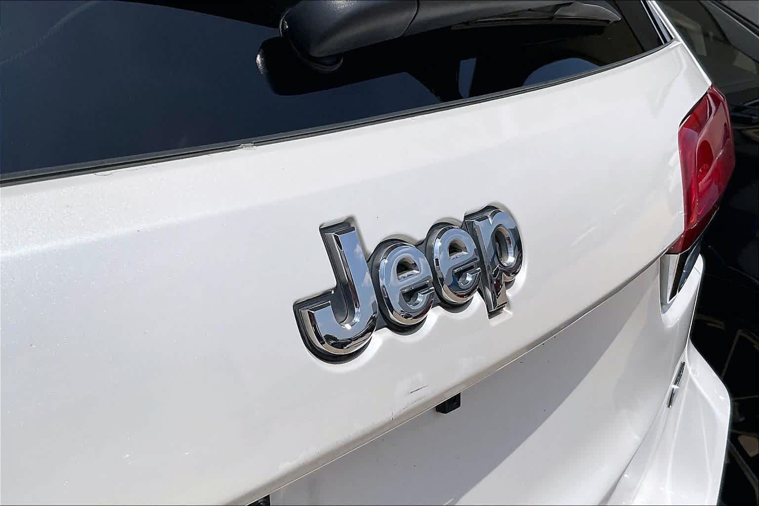 Used 2018 Ivory 3-Coat Jeep Overland image 29