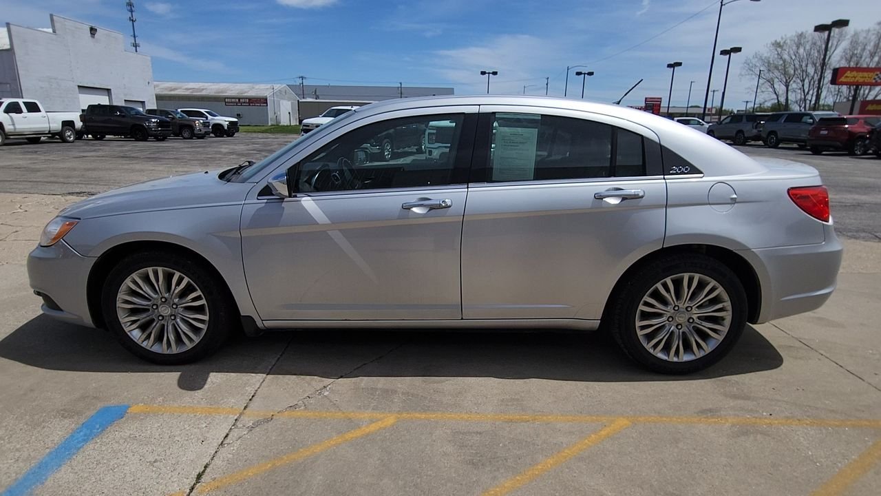 Used 2012  Chrysler Limited image 5