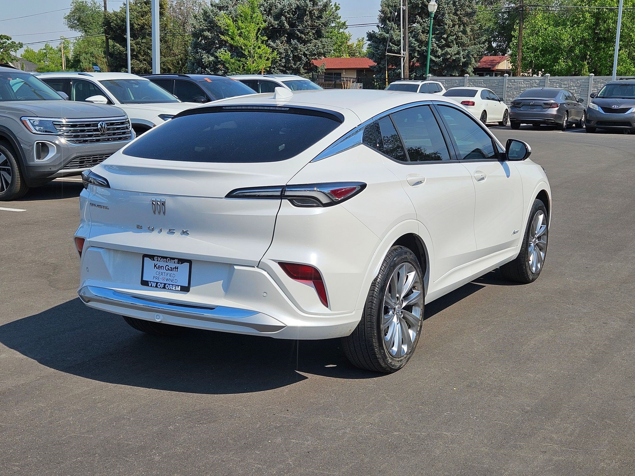 Used 2025 White Frost Tricoat Buick Avenir image 4