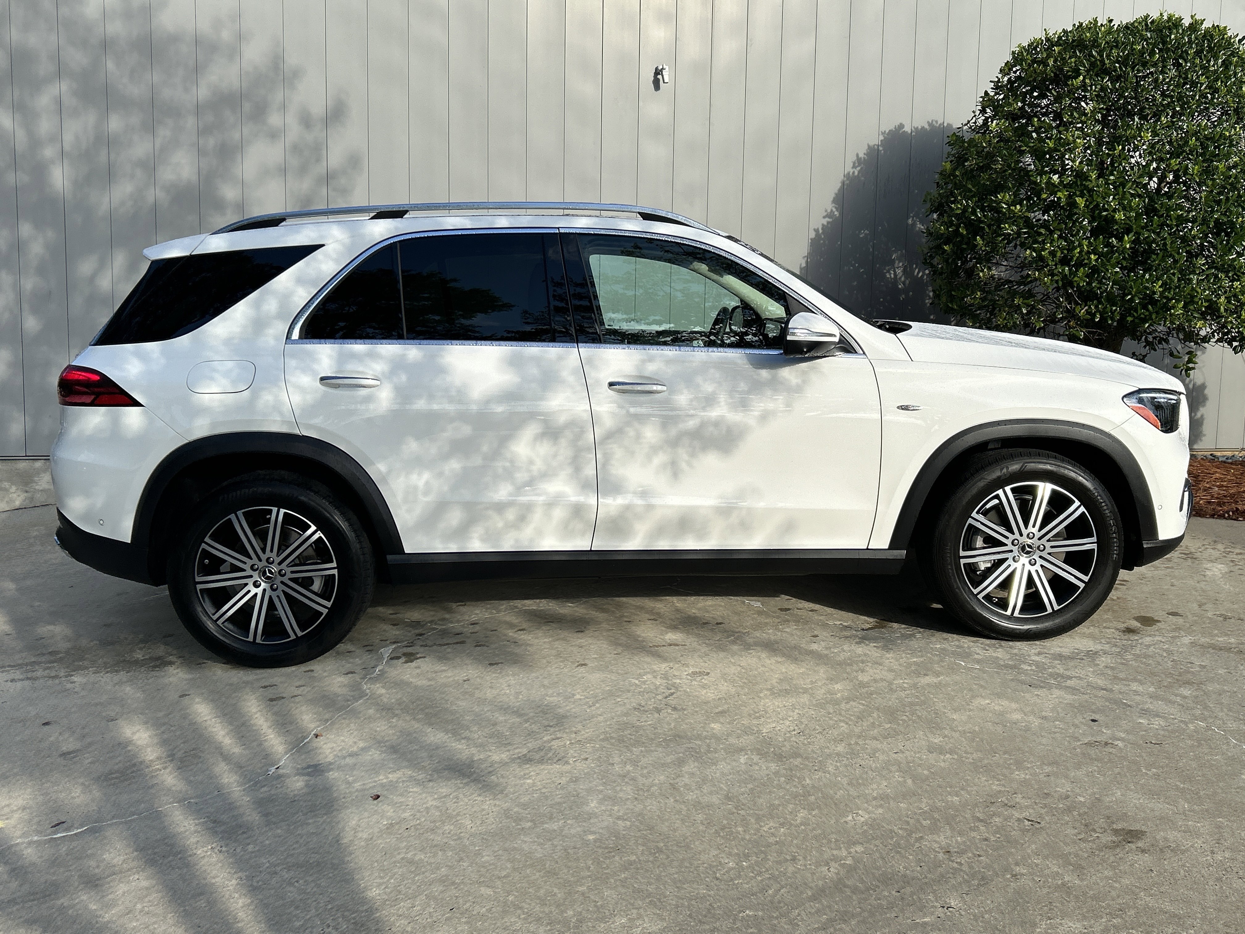 Certified Used 2025 Polar White Mercedes-Benz GLE 450e 4MATIC® SUV image 16