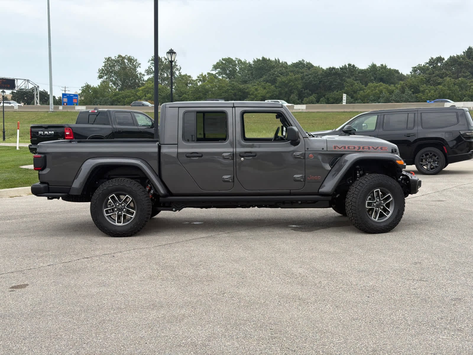 New 2026 Granite Crystal Metallic Clearcoat Jeep Mojave X image 9