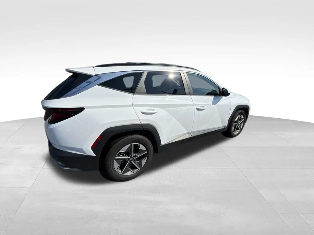 Used 2025 White Hyundai SEL image 19