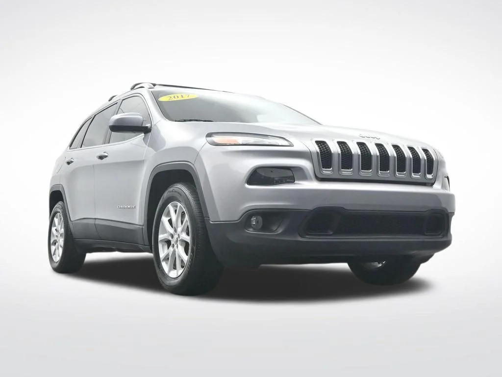 Used 2017 Billet Silver Metallic Clearcoat Jeep Latitude image 33