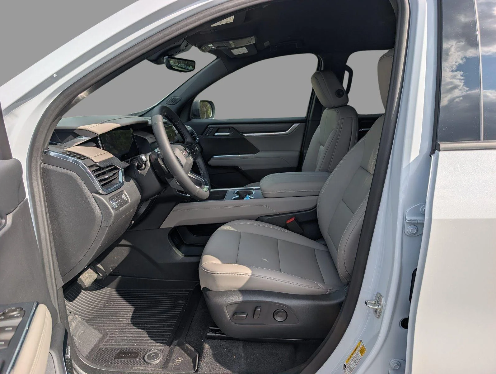 New 2026 Glacier White Tricoat GMC Elevation image 12