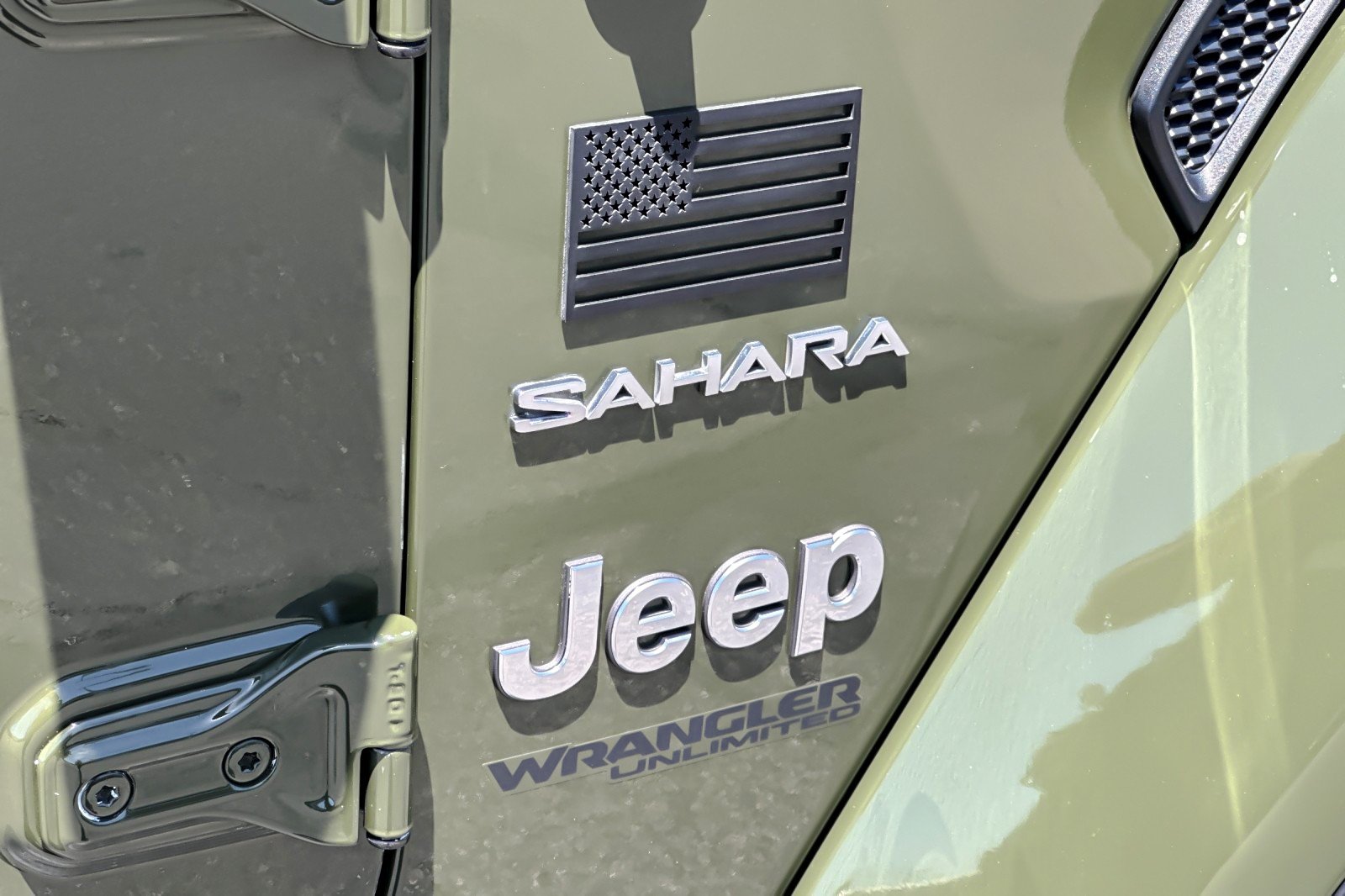 Used 2022 GREEN CLEAR-COAT Jeep Unlimited Sahara image 27