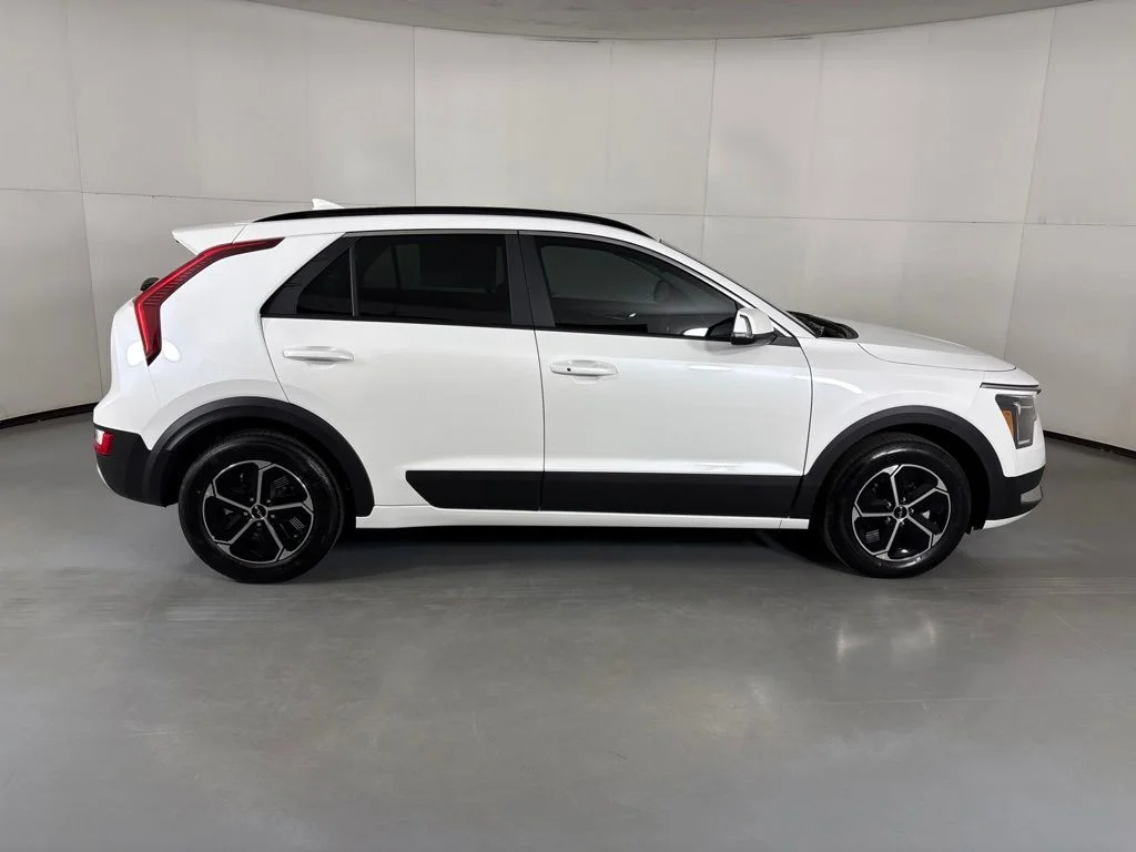 New 2026 Snow White Pearl Kia EX image 9