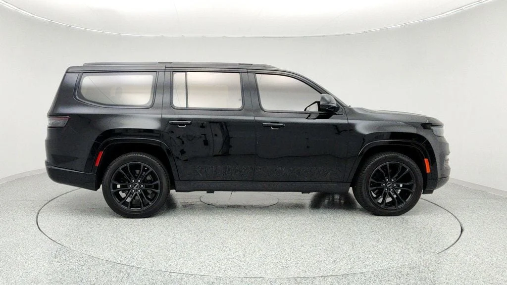 Used 2023 Diamond Black Crystal Pearlcoat Jeep Series III Obsidian 4x4 with Heavy Duty Trailer Tow Package image 4