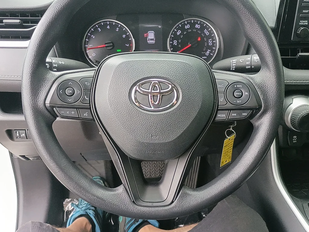 Used 2022 White Toyota LE image 20