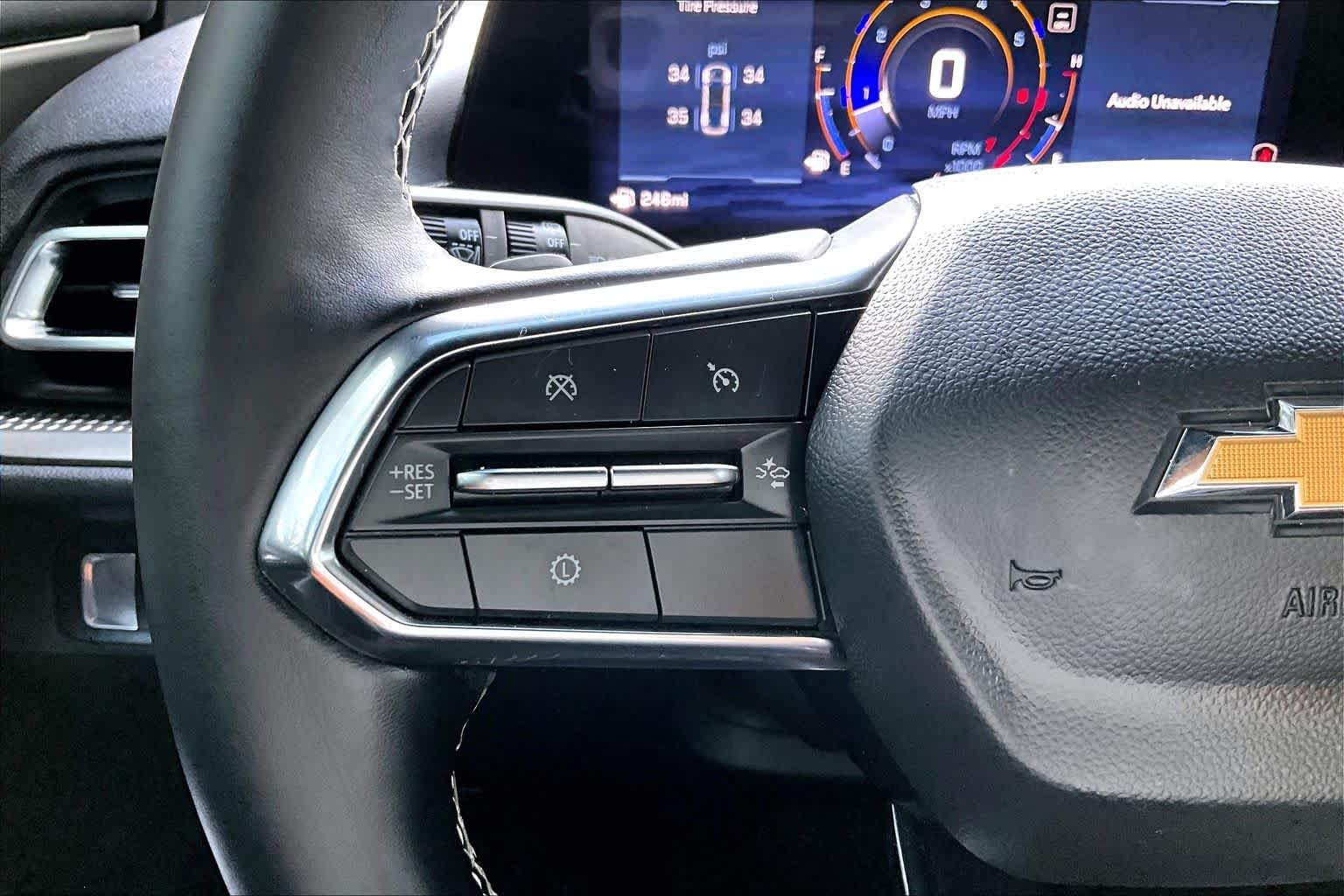 Used 2025 Summit White Chevrolet FWD LT image 22