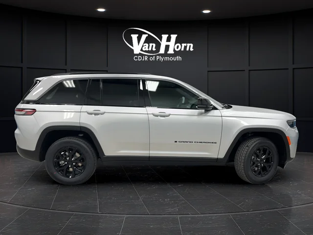 New 2026 Silver Zynith Exterior Paint Jeep Altitude image 2