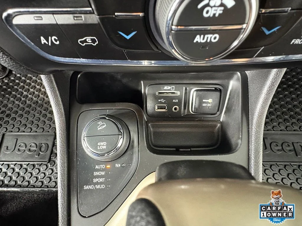 Used 2017 Rhino Clearcoat Jeep Latitude image 24