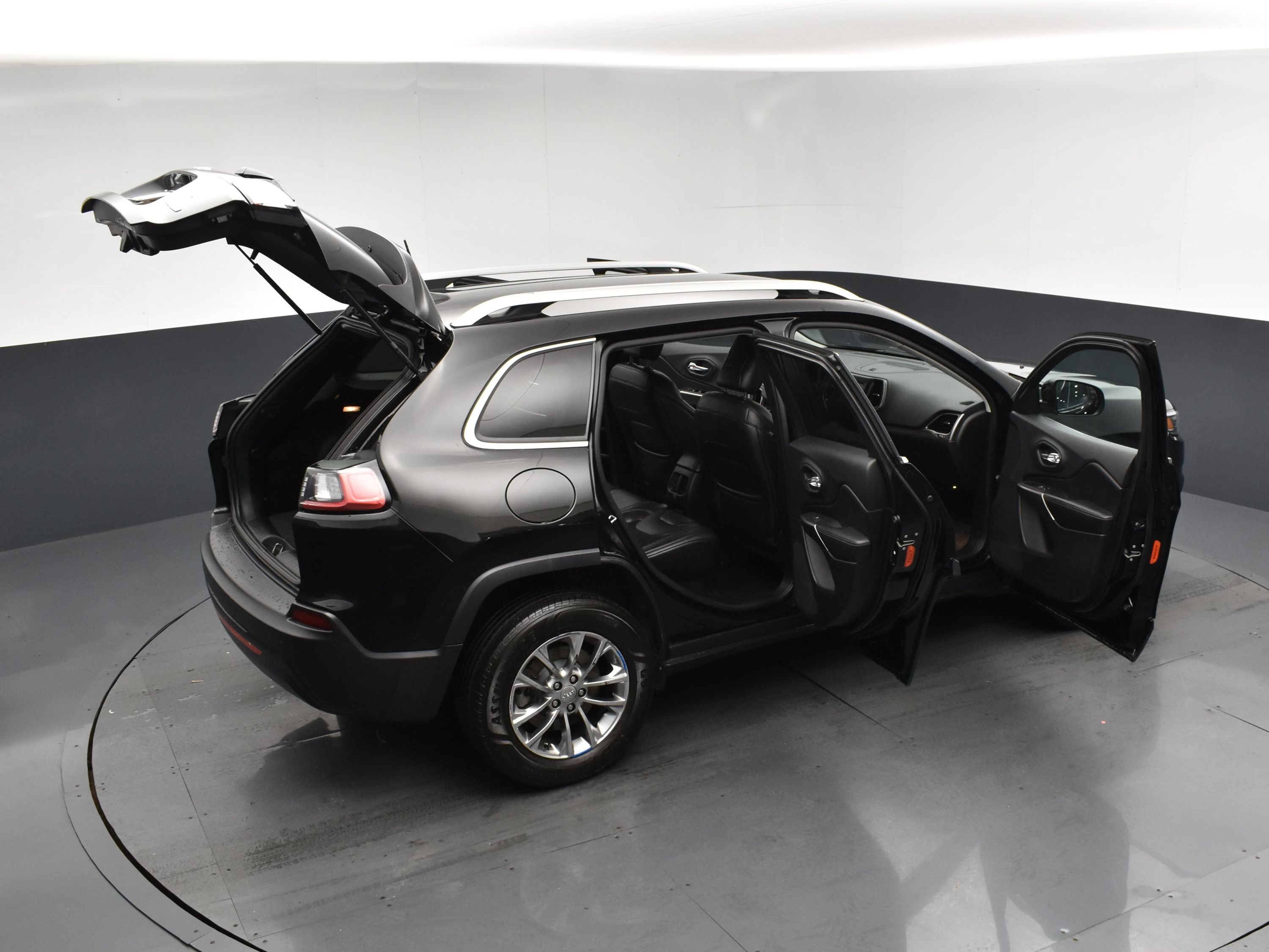 Used 2019 Diamond Black Crystal Pearlcoat Jeep Latitude Plus image 25