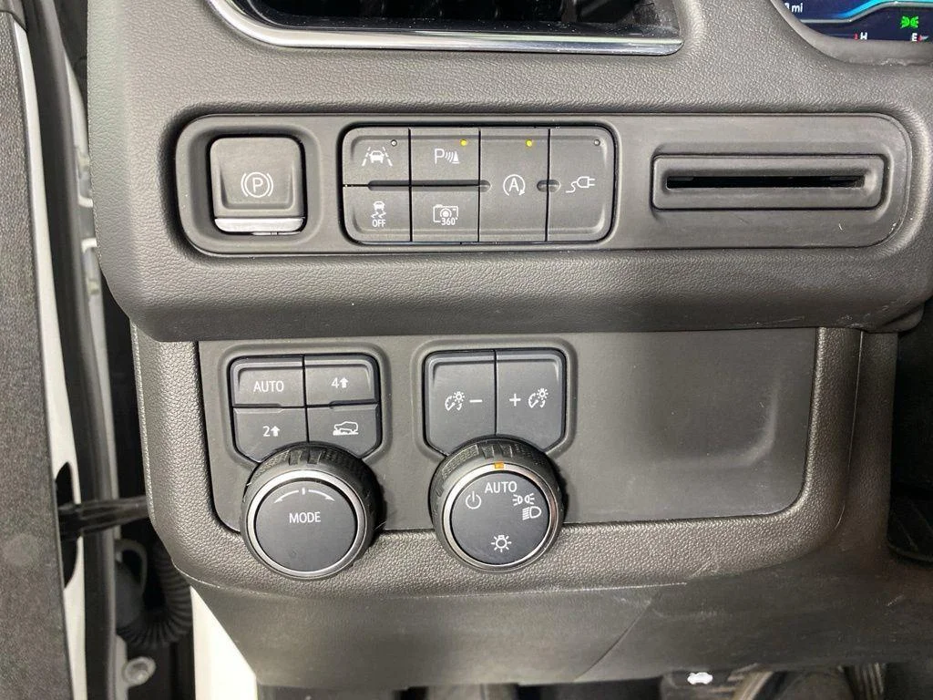 Used 2022 Pearl Chevrolet RST image 30