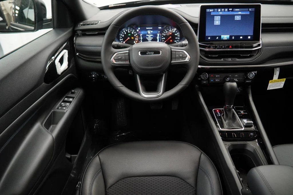 New 2026 Diamond Black Crystal Pearlcoat Jeep Latitude image 18