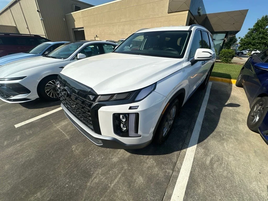 Certified Used 2025 White Hyundai SEL image 2