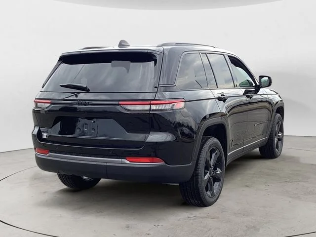New 2026 Diamond Black Crystal Pearlcoat Jeep LIMITED 4X4 image 6
