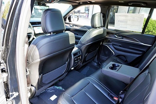 New 2026 Diamond Black Crystal Pearl-Coat Exterior Paint Jeep Limited image 23