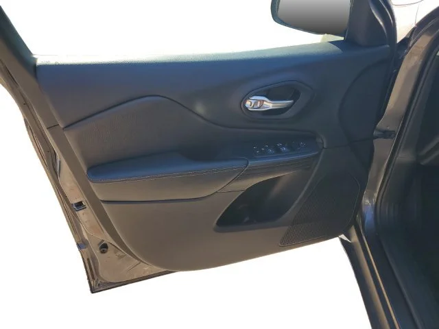 Used 2017 Granite Crystal Jeep Latitude image 13