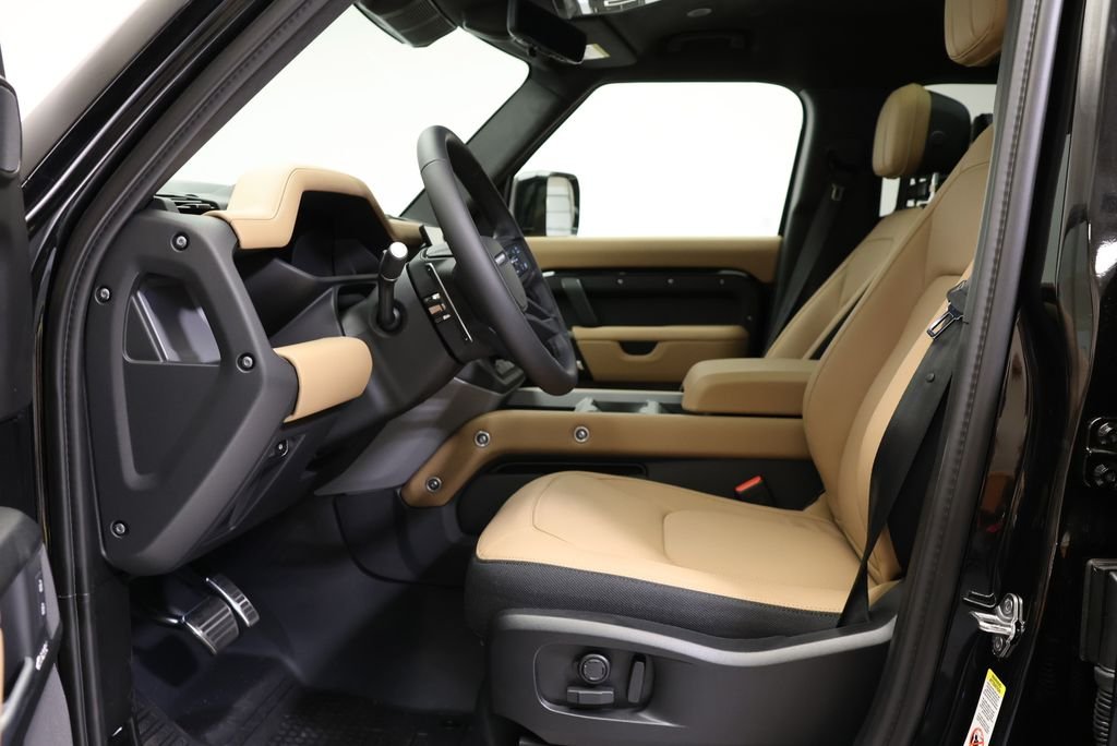 New 2026 Santorini Black Metallic Land Rover V8 image 30