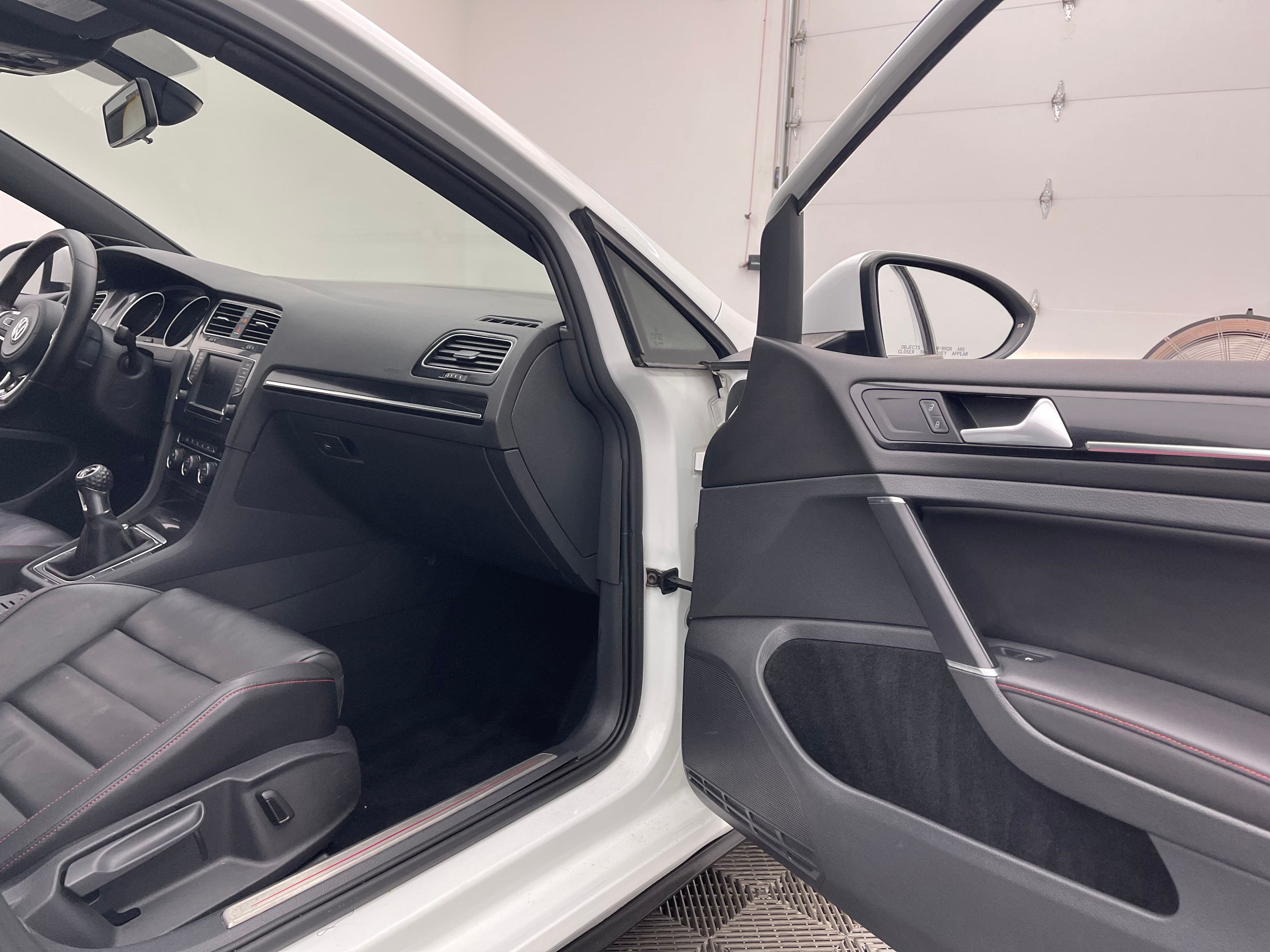 Used 2016 Pure White Volkswagen Autobahn image 31